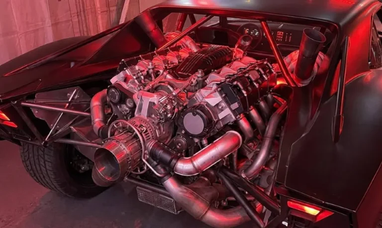 2022 batmobile 641 hp chevrolet lt4 v8 rear engine afterburner the batman Rear mounted 641 horsepower Chevrolet LT4 V8 engine with turbochargers and exhaust afterburner in the 2022 Batmobile from Matt Reeves The Batman showing the exposed engine through the custom body with characteristic red engine glow making it the most powerful Batmobile engine ever fitted to a screen used vehicle